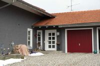 Haus-in-grau,-rot-und-weiss-gestaltet